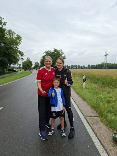 3 Generationen in einem Team! Angela & Kim warfen mit Enkelsohn / Sohn Janto!  toll!
